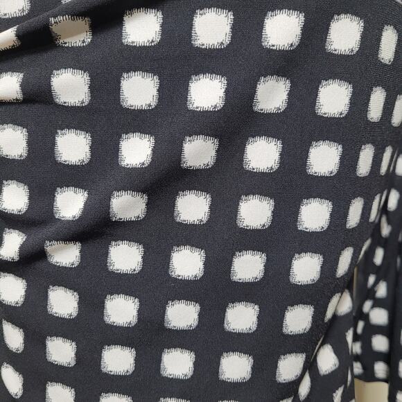 Vince Camuto Women Black White Faux Wrap Mod Top Geometric Print Stretch Medium - Picture 5 of 8